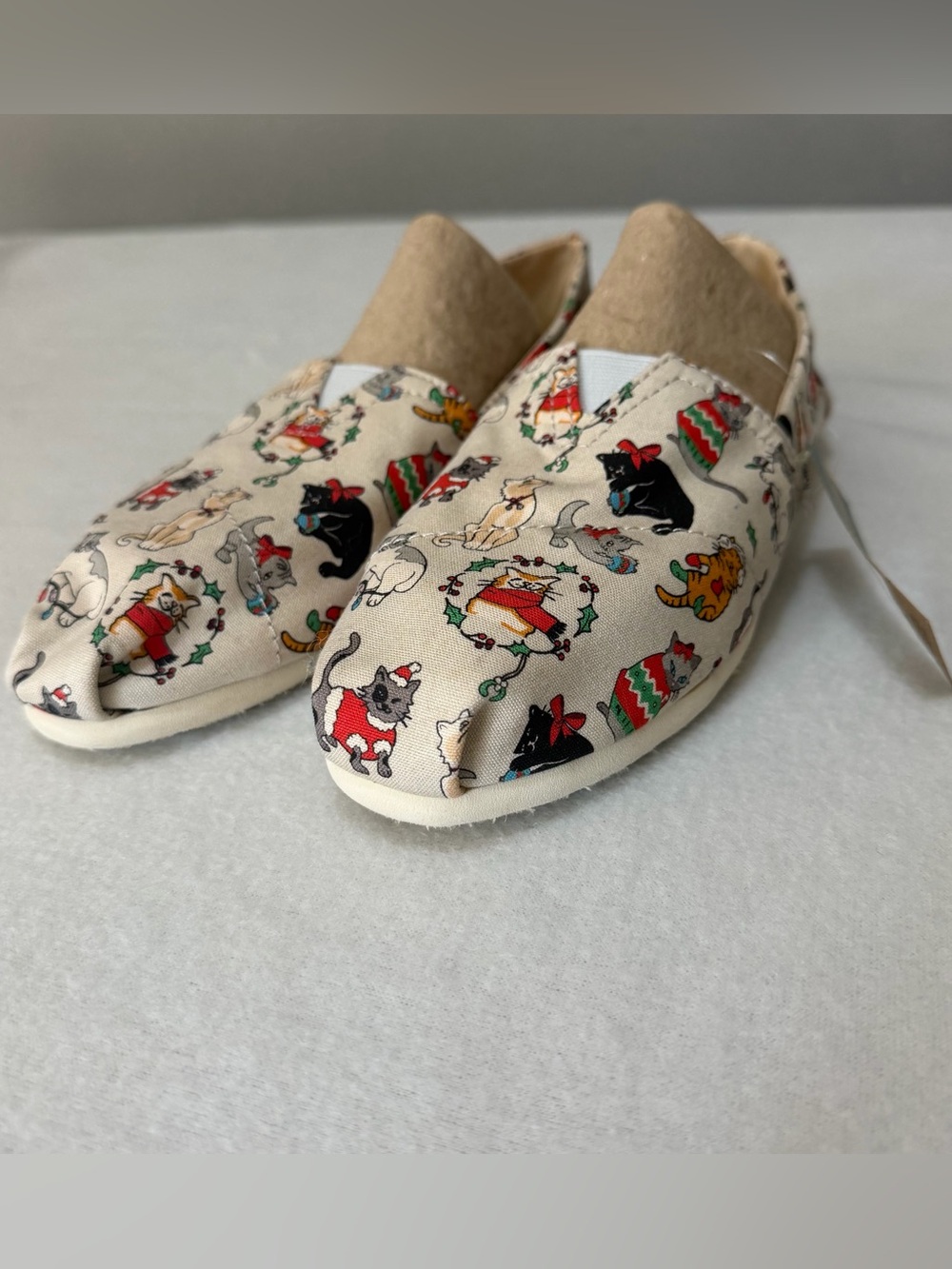 Toms Cream Canvas Slip-Ons with Holiday Cat Motif size 9.5